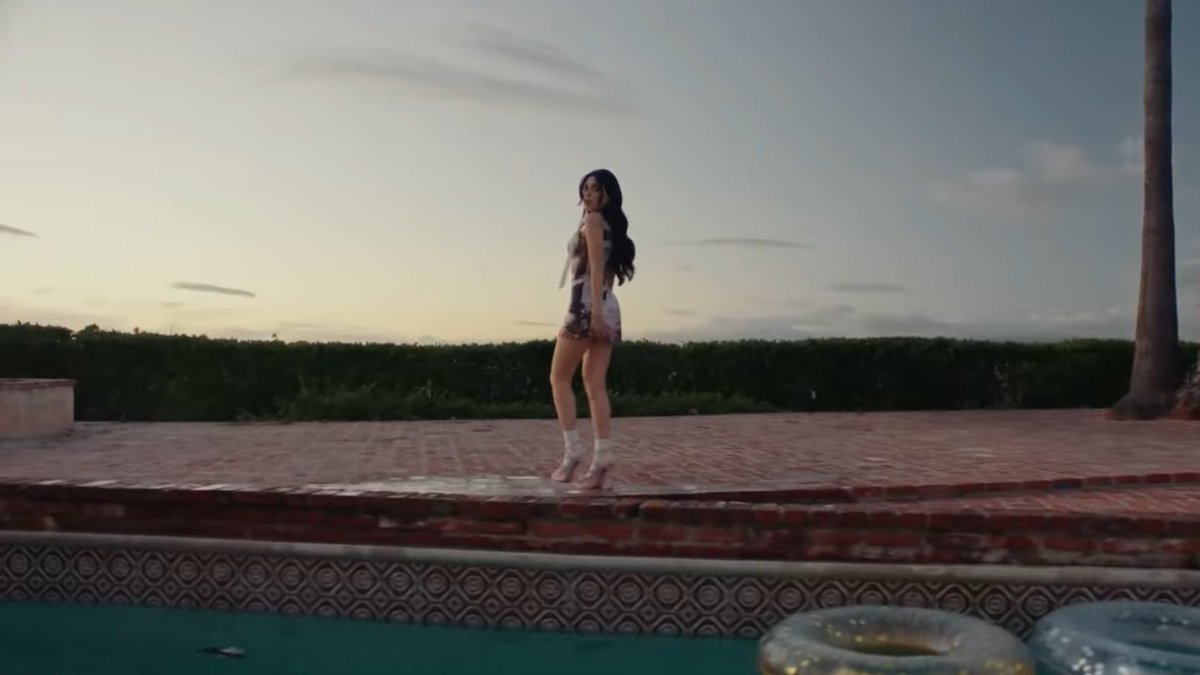 KeniaOsSitio's tweet photo. Ya está disponible “Tortura”, el sencillo pop de @KeniaOS. ¿Que les ha parecido? 🐰💘🐇 https://t.co/nX0oKMDupg