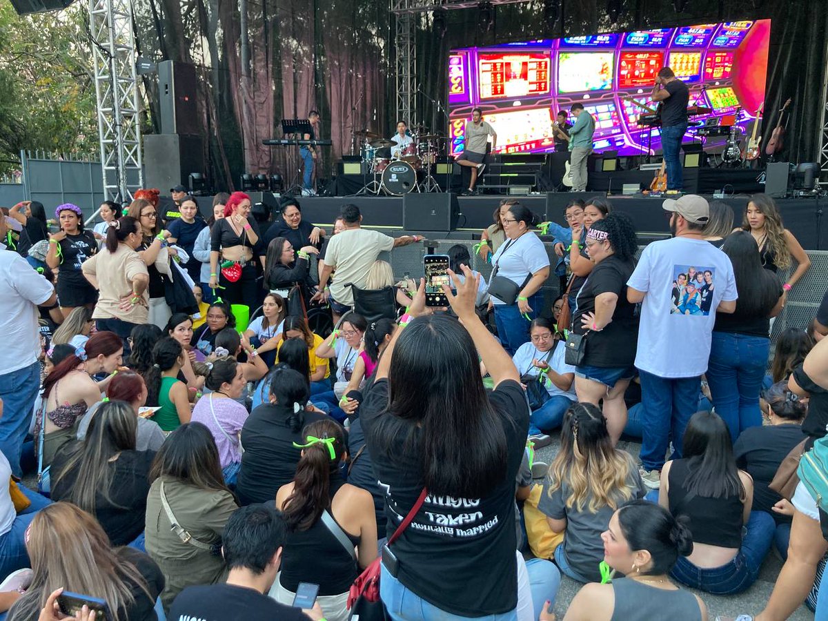 ElMundoSV's tweet photo. #Escena | Así el ambiente a esta hora en el museo Marte, con los fans más puntuales del cantante estadounidense Nick Carter, de los Backstreet Boys, y su concierto de grandes éxitos.

Fotos: Jhoel Díaz https://t.co/gxgUlBKRtc