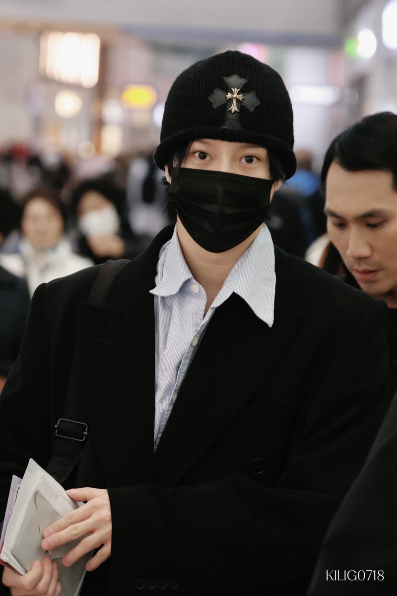 크롬하츠 비니 태민이한테 너무 찰떡임
하드 뮤비 찍을 때 착용한 비니가 맘에 들어서 갖고 싶었는데 구하기가 힘들어 해외 사이트 서치해서 중고로 구매했다는 점도 귀여움