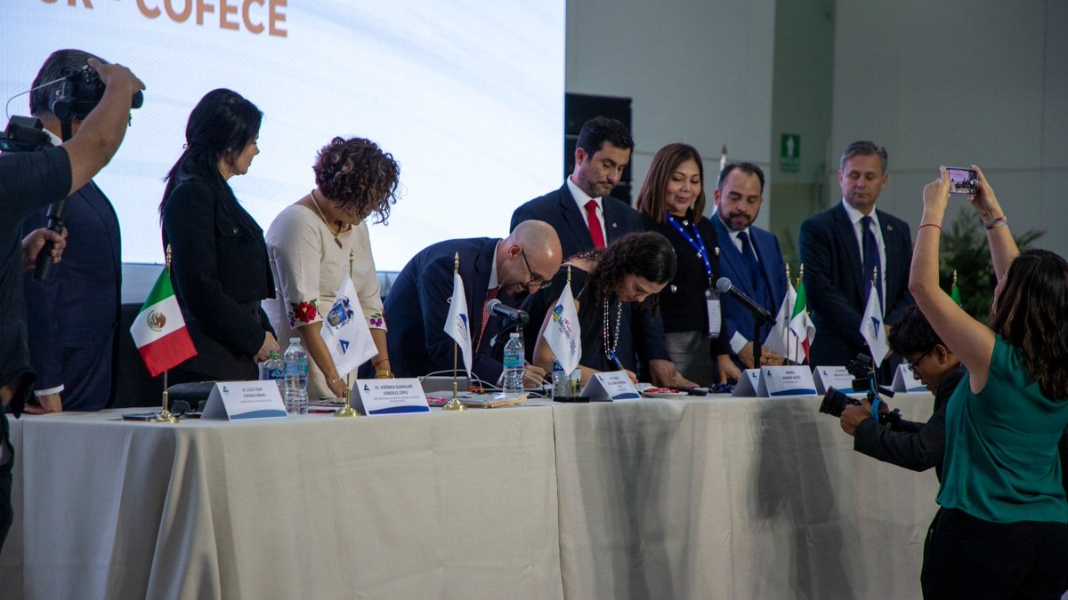 CONCANACO's tweet photo. La Confederación de Cámaras Empresariales (CONCANACO SERVYTUR) ha dado un paso significativo en su compromiso por promover la competencia económica en el sector de Comercio, Servicios y Turismo al firmar un convenio con la Cofece. Esta colaboración refleja la fortaleza y la unión de nuestro sector empresarial para fomentar un ambiente de competencia justa y transparente. #UnidosEnAccionesPositivas