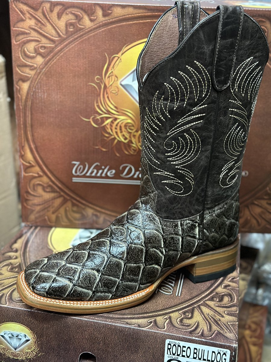 rodeodurango's tweet photo. Quickly becoming one of the most popular in the collection 🤩
🔍Shop: Brown Square Toe Pirarucu Print Leather Boot
In stock & ready for purchase! ☑️
shop https://t.co/8URQbGk7MI or link in bio #artesaniasmexicanas #botasrodeo #westernwear #leathersandals https://t.co/BlKq1MbxwS