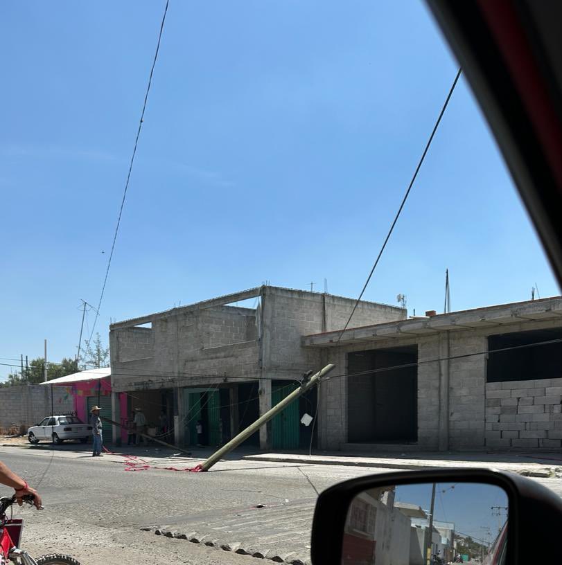 Adomal90's tweet photo. Hola @Telmex @TELMEXSoluciona  nos pueden apoyar con este poste que da servicio en San Lorenzo Ometepec, Municipio de Tochtepec en el Estado de Puebla. Para colocarlo luego de un accidente. Además de ser una calle principal y muy transitada. https://t.co/xfN2CowWX3