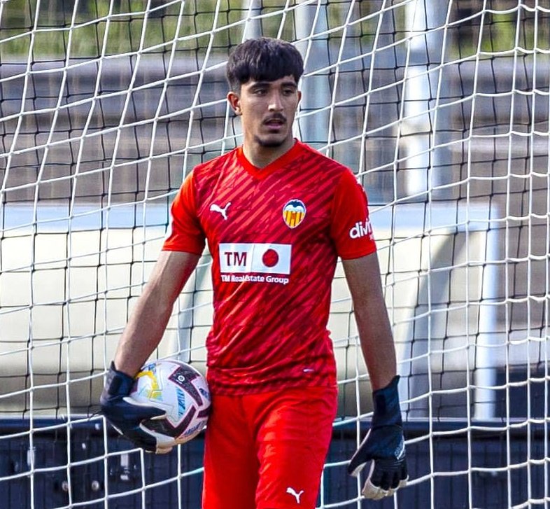 JohnnyDiaz132's tweet photo. 🇪🇸🇻🇪 Otro jugador de raíces venezolanas a tener en cuenta. Esta vez Alain Gómez Santillán (2007), arquero nacido en Tenerife de padre venezolano y madre argentina.

Mide 1,90 y se está formando en las categorías inferiores del @valenciacf. https://t.co/OcwxUTfB6n
