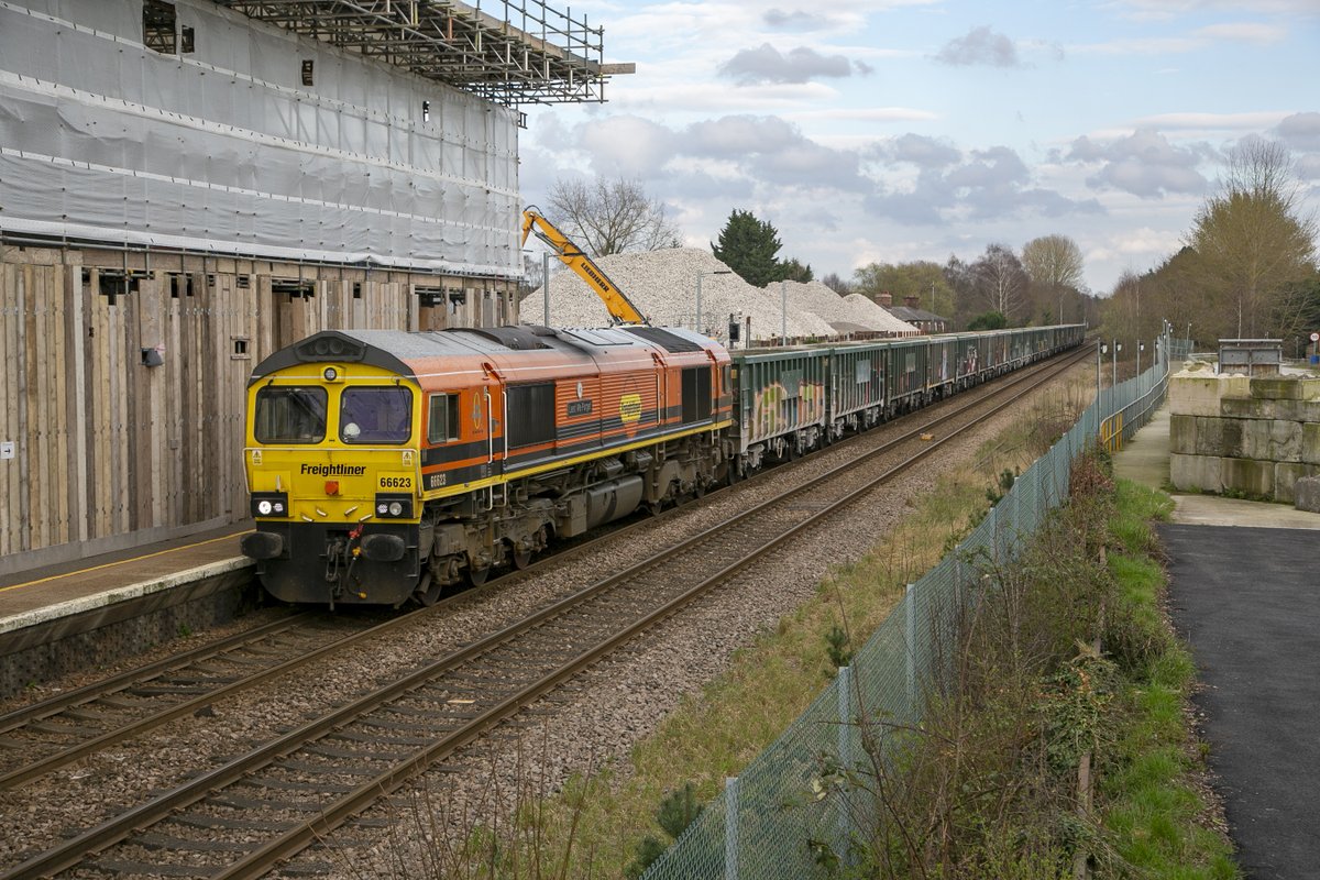 Freightliner Class 66/6 No.66623 Lest We Forget at Brandon on 12th March 2024 working 6M55 15:15 Brandon DGL-Tunstead empty boxes.#class66 #Brandon