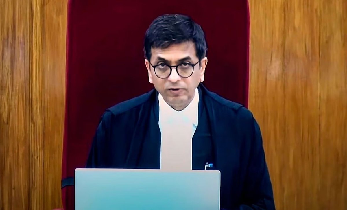 mohitlaws's tweet photo. 🚨🚨A big thankyou to CJI Chandrachud for exposing the #ElectoralBondsScam, the biggest scam of India.

This man has already written his name with Golden words in Indian history🔥🇮🇳

#ElectoralBondsCase https://t.co/yPQD8DPfuw