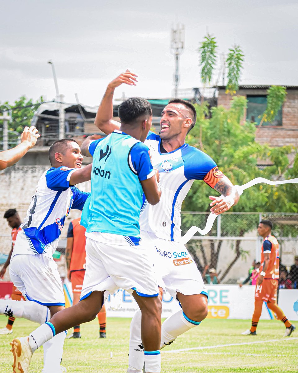alianzasullana_'s tweet photo. EL CAPITÁN ©️🦅
Adrián Fernández abrió el marcador en el Campeones del 36. ⚽
#AlianzaSullana 1 - 1 #ClubUCV
#VamosVendaval 🌪️💙 https://t.co/Uwa4OEiixQ