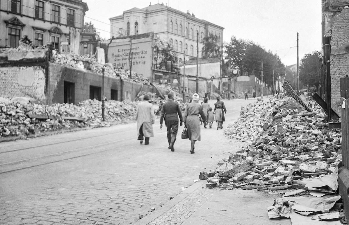 Sowas führt zu sowas. Geschichte im Schuhkarton, 9x6 Negative. Dieselbe Stelle meiner Heimatstadt. Fotografiert von meinem Urgroßvater. Das Aufarbeiten meiner Familiengeschichte (väterlicherseits) ist eine Katastrophe. Die Bilder, Werdegänge, Feldpost...