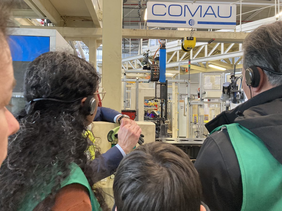 France travail Vénissieux  au grand complet en visite immersive chez #Renault Trucks, entreprise emblématique de #Venissieux. Réunion d’agence sur place et visite des ateliers! Énorme merci à Patrice Berger Perrin (Communication Corporate) pour la qualité de sa présentation