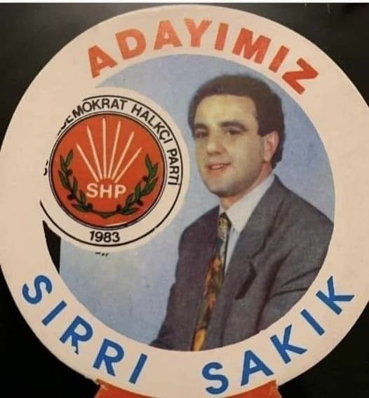 1991 yılına ait bir fotoğraf….! PKK’nın uzantısı olan parti, Altı ok amlemi altında ilk defa meclise sokuldu. 33 yıdır bu birliktelik hala devam ediyor. Sizin anlayacağınız CHP ile DEM aynı partidir. Her ikisinnin de ajandasında Devlet, millet, bayrak ve İslam düşmanlığı vardır.