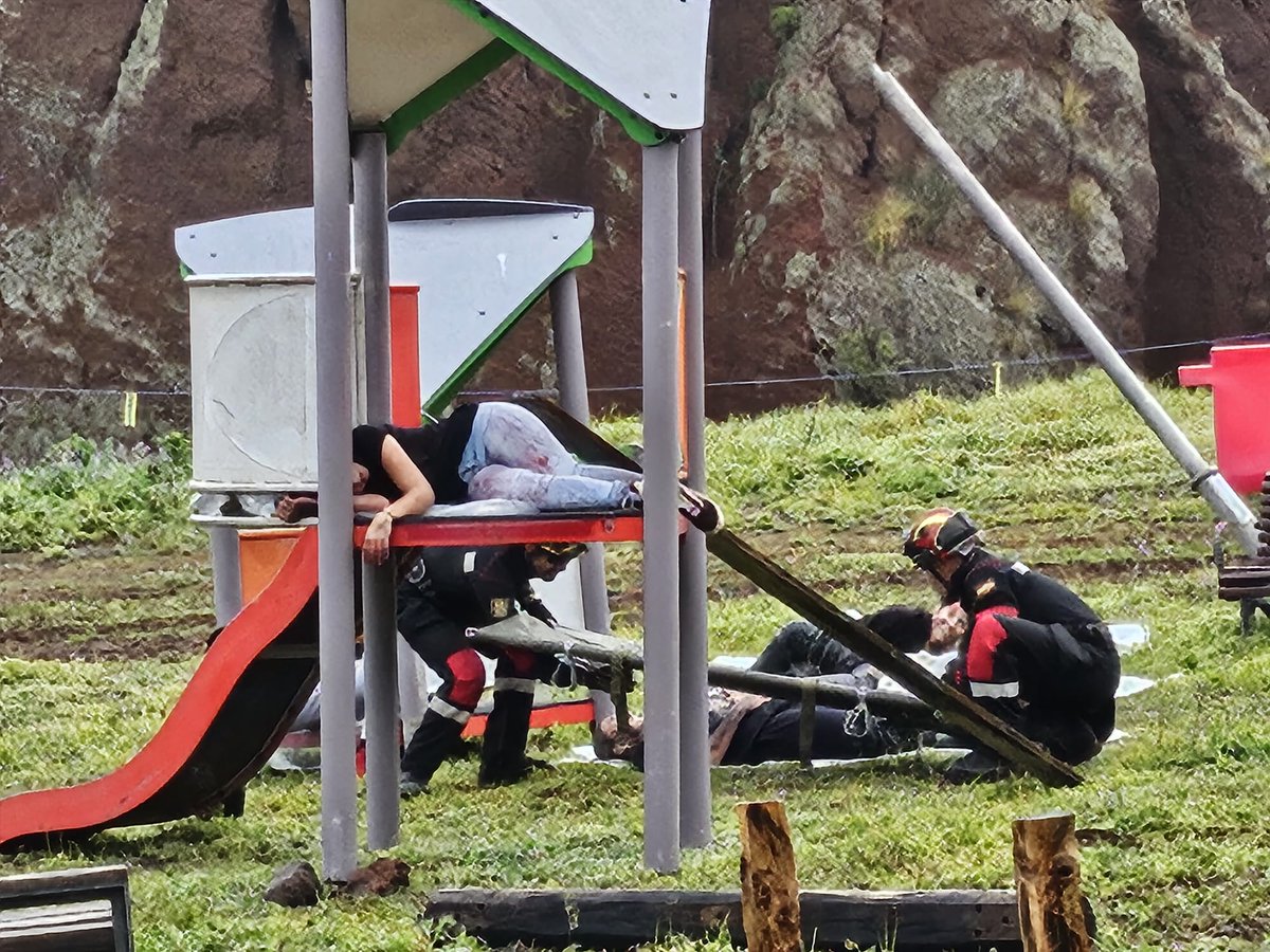 EnfermeriaCN's tweet photo. Gracias a tod@s:  Unidad Militar de Emergencias de Canarias (UME) , C.O. de Enfermeros, Cátedra de Enfermería de la ULL Policía Nacional, Guardia Civil, Bomberos, Cruz Roja, S.U.C., Protección Civil, Inst. Medicina Legal y Forense y centros de formación de personal técnico. https://t.co/rK7jBuNJVM