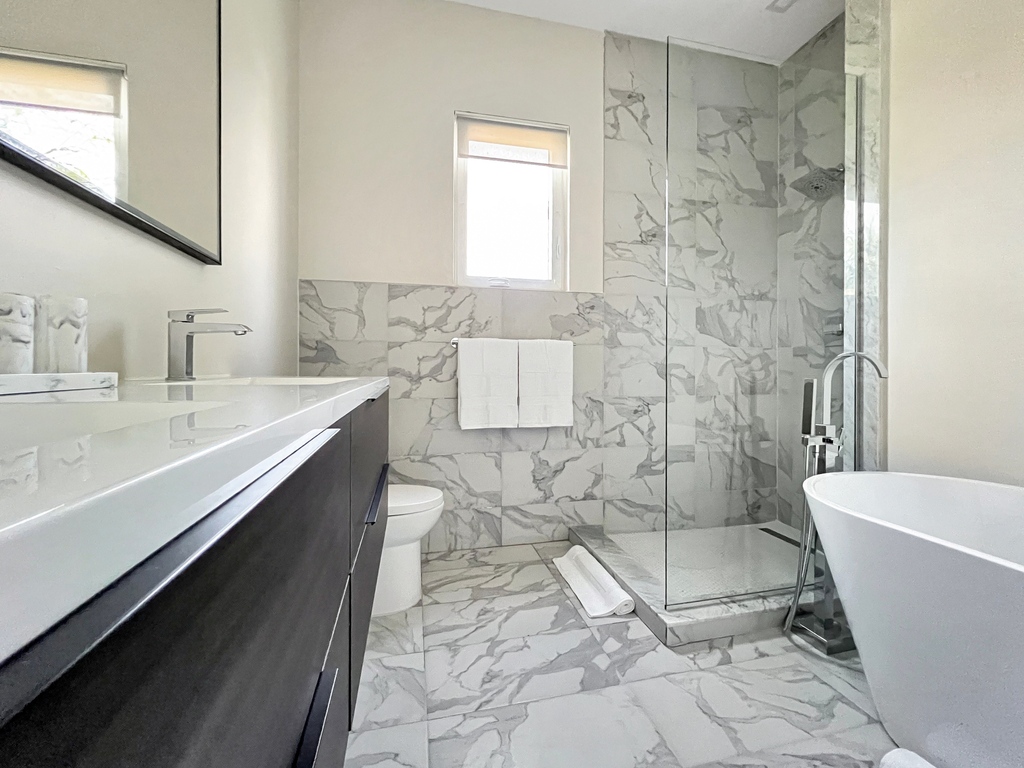 NEW RENTAL❗️
This brand-new condo is the best in its class and is conveniently located in the trendiest community of New Providence, Cable Beach.

2 BD/ 2 BTH
Listing Agent: Brian Austin
Listing Price: $6,000 Per Month

Learn more: l8r.it/OHfA