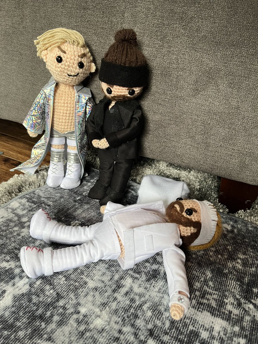 Last night was a big night for the new Yarn Elite! Finally EVP Yarn Nicholas is home after a whole day of traveling! He can relax! The other Yarns just watch in bewilderment 😉 #aew #AEWBigBusiness