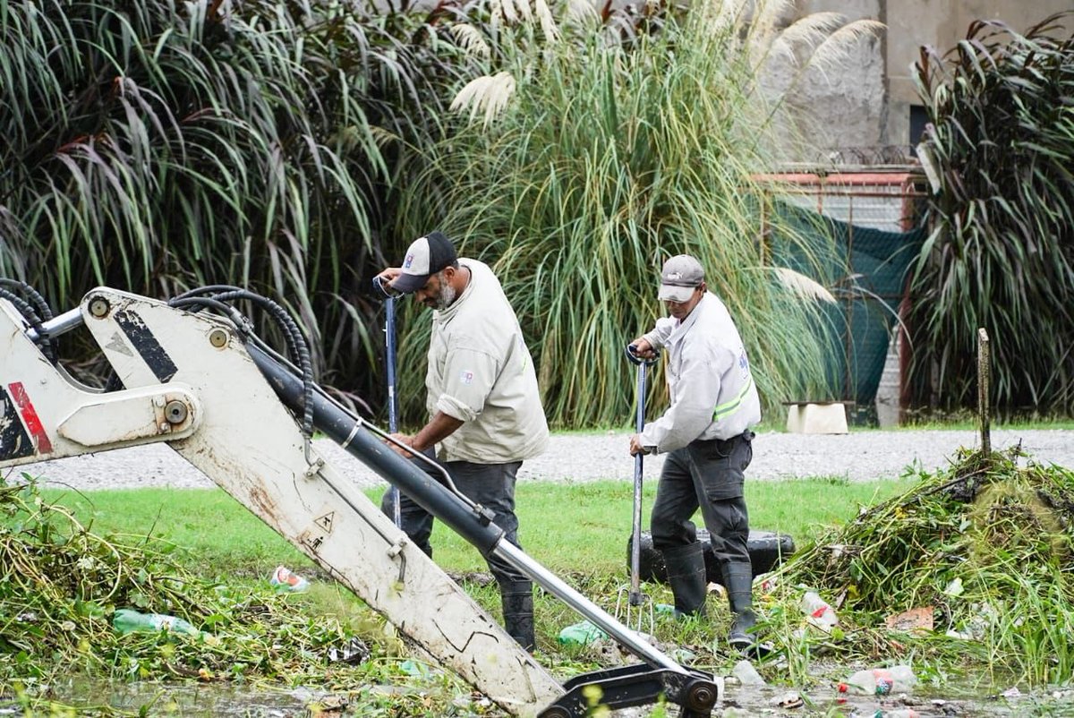 MunicipioPilar's tweet photo. ⛈️ En #Peruzzotti los equipos municipales se encuentran realizando tareas de drenaje y desagote. https://t.co/DXHBb48BtS