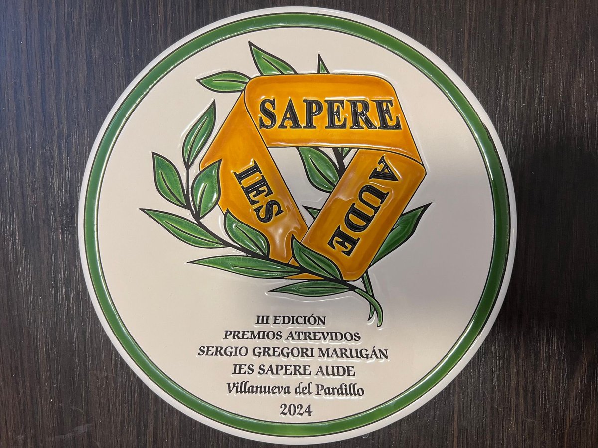 GregoriMarugan's tweet photo. Hoy el IES Sapere Aude me ha hecho entrega del premio al Mérito Informativo en una gala muy bonita. https://t.co/3T0NvohzX2