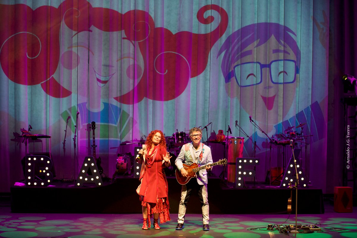 Vamos de #TBT hoje?
Nosso álbum Bafafá foi lançado em 2018 e a ele se seguiu um show lindo de mesmo nome que viajou todo o Brasil. 
Músicas como "Sambinha da Fralda Molhada", "Cuida com Cuidado", "Alienígenas", "Tartaruga e o Lobo" e "Vai e Vem das Estações" são desse álbum.