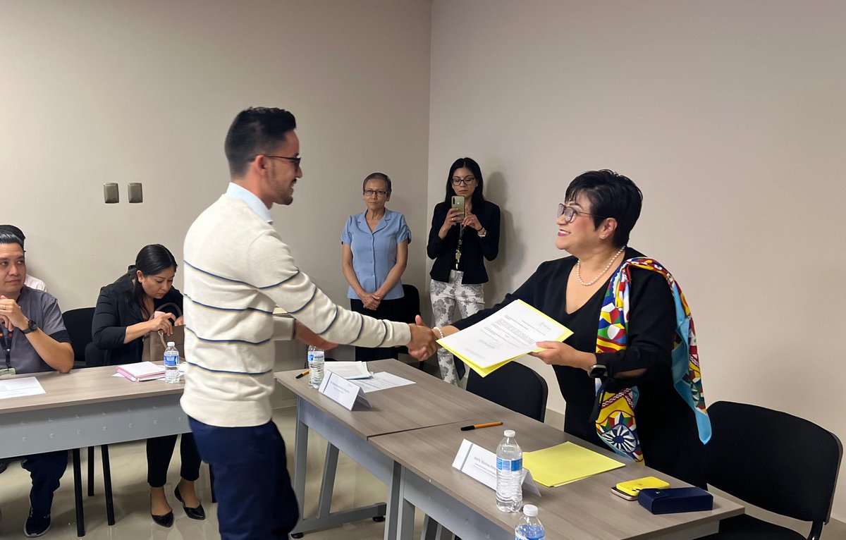 JesusJurad0's tweet photo. Toma de protesta del comité Estatal de Investigación en Salud del estado de Querétaro.
"Para alcanzar el conocimiento, solamente tienes que experimentar". Albert Einstein.
Orgullo #HGSJR
Ventilación Mecánica Aventho
Sociedad Mexicana de Medicina Crítica y Emergencias https://t.co/2hhPMpFFZV