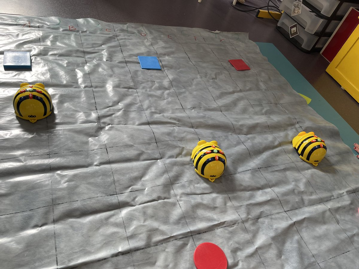 EmilieCollet2's tweet photo. #SemaineDesMaths 
Participer aux défis @mathsenvie pour toutes les classes de l’école, travailler la construction du nombre, la suite des nombres, les tangrams @MHMternelle1 , découvrir la programmation de Beebots , c’est parti ! https://t.co/1qJnD1m9vu