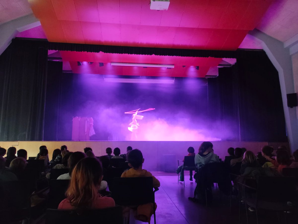 nsdanza's tweet photo. Avui #KAMISHIBAI CONTES PER LA IGUALTAT a #Taradell 
al  @centreculturlcostaifonts
Un espai preciós que s'ha omplert de canalla amb moltes ganes d'aprendre valors i de passar-ho molt bé amb la #dansa i els #contes !!

#kamishisbaicontesperlaigualtat #dansacatalunya #contesballats https://t.co/8yl7saCKPY