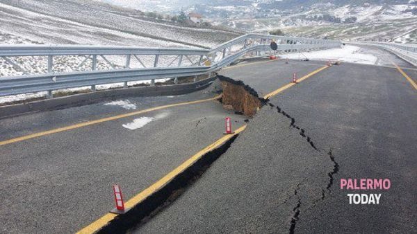 L'amministratore delegato della società che si occupa della costruzione del Ponte sullo Stretto, Pietro Ciucci, è imputato per il crollo di un viadotto avvenuto una settimana dopo l'inaugurazione, probabilmente anche in quel caso diceva che andava tutto bene.