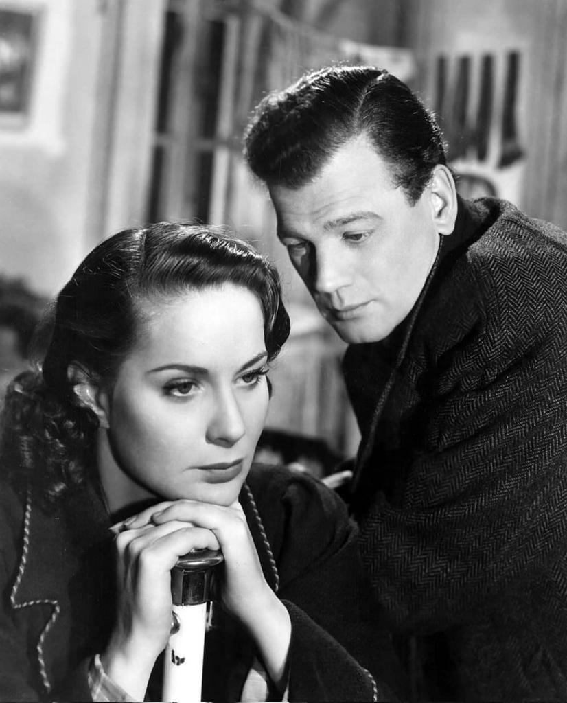 JuanmadelaPoza's tweet image. #JosephCotten y #AlidaValli en una fotografía publicitaria de #ElTercerHombre (#TheThirdMan, 1949), de #CarolReed. Próximamente estará a la venta «El tercer hombre. 14 visiones de una obra maestra» (@silexediciones, 2024), un libro editado por @dfarranz.