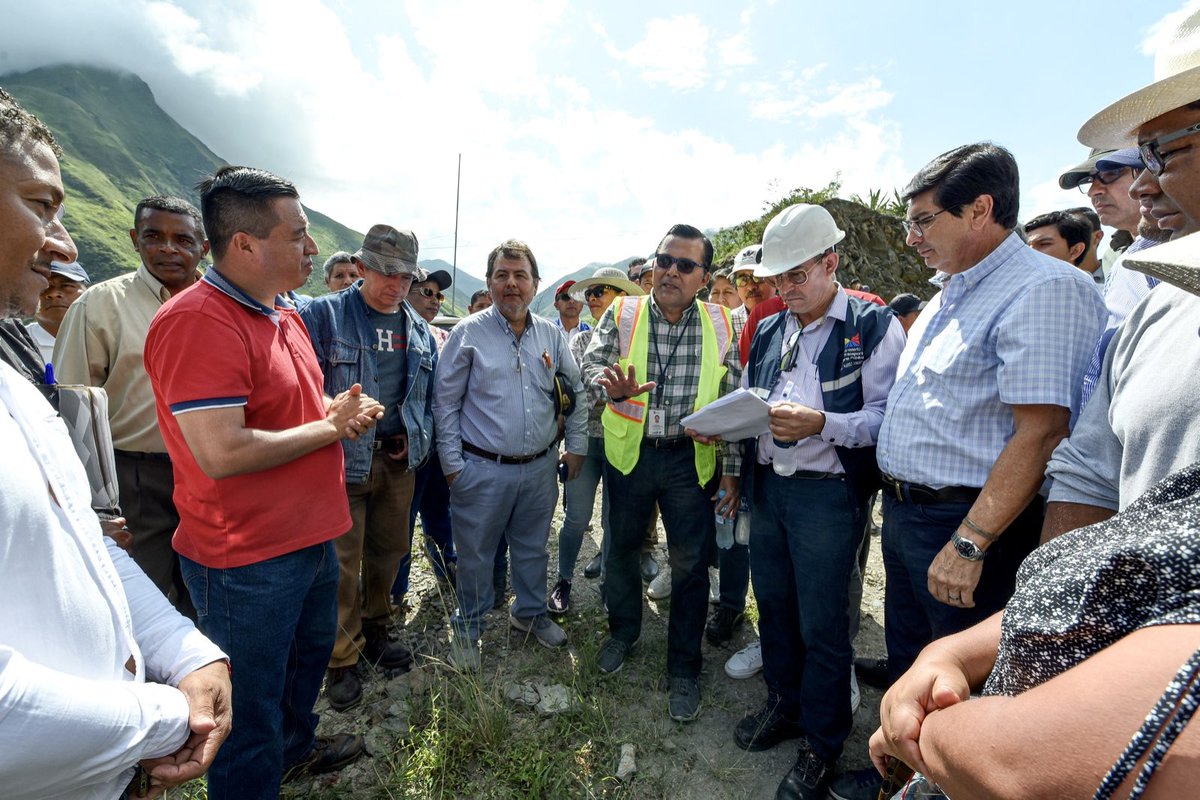 El viceministro de @ObrasPublicasEc, Alex Villacrés junto al gobernador Patricio Cervantes y los presidentes de los GAD parroquiales de #Esmeraldas, #Carchi e #Imbabura, realizaron un recorrido por la vía E10, tramo Salinas - Lita. 

Más información: tinyurl.com/2yyb39b4
