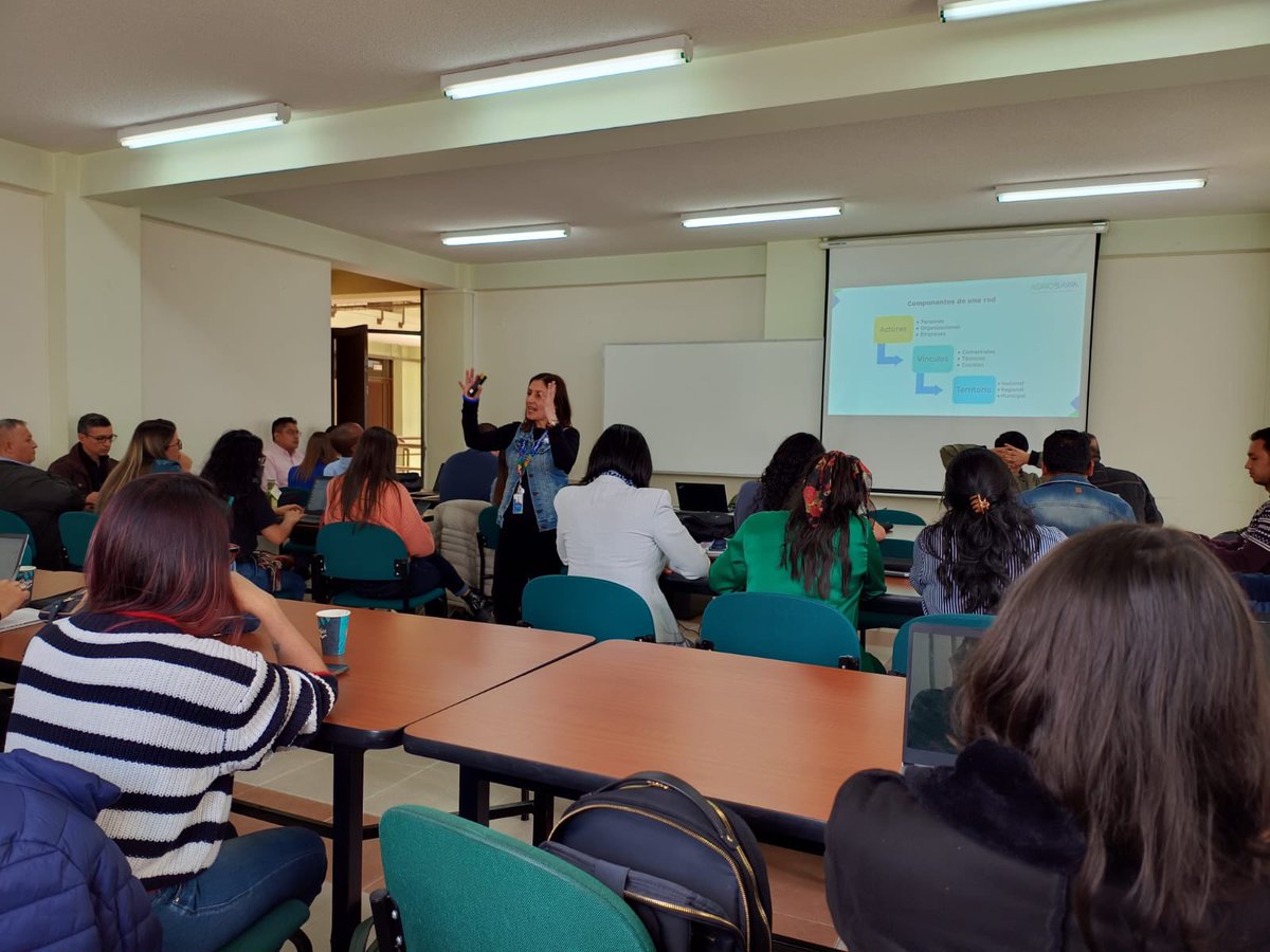 ATALinkata's tweet photo. @SomosAGROSAVIA Constanza Molano de @SomosAGROSAVIA presenta la Introducción al análisis de redes sociales y su gestión para procesos de asociatividad y de este extensión agropecuaria. https://t.co/mVoRXr1TK8