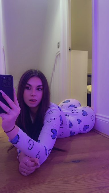 say hi for a 🍑 pic rn.. https://t.co/XxiL2vCJJM