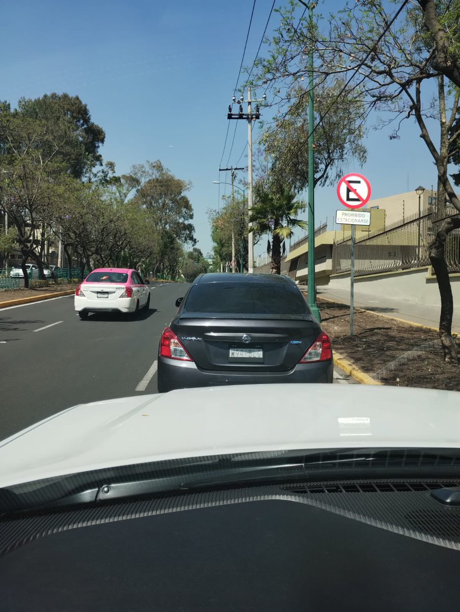 cynthia_uriastv's tweet photo. Cuidado este carro es conducido por un #montachoques se te cierra en los carriles, te acorrala y dice le pegaste, cuando le dices que llamas al seguro y tomas fotos se va! Algo característico es que se bajan del carro con violencia y te amedrentan para confundirte y que caigas en su trampa, me pasó hoy 11:00 am RT