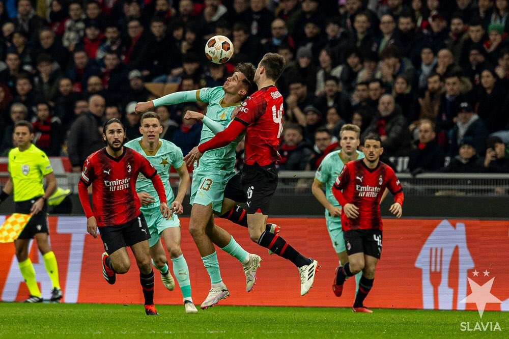 AC Milan muestra su poderío venciendo 3-0 al Slavia Praga. ⚽🔴⚫ 

Un resultado que refleja la calidad y estrategia en el campo. 

¿Qué te pareció el partido? 

#FútbolEuropeo #ACMilan #SLAVIA #playoffs