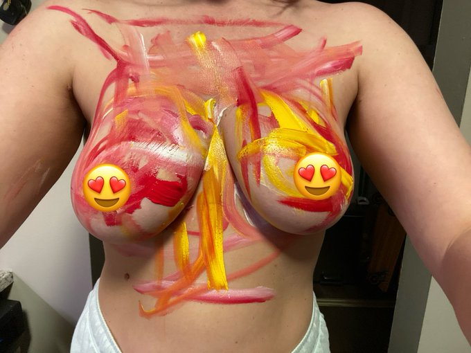Titties!!!! 😍😍 https://t.co/lhh1wg3siB