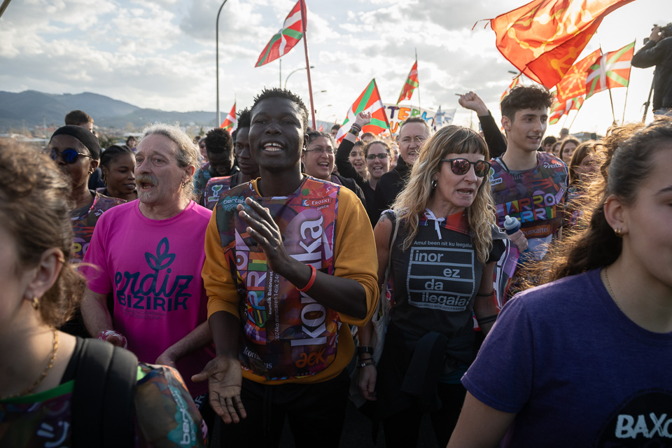 Gure bizitzari zentzua ematen dion gauzarik bada, hau da haietako bat.
Bidai ona izan dezazuela, adiskideak.
Euskarak ez du Bidasoan mugarik ezagutzen eta jendeak ez du Bidasoan hesirik merezi.
#23Korrika