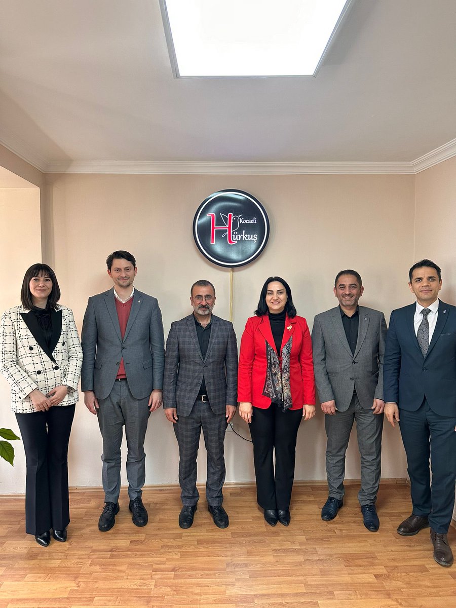 zeynep_sudan's tweet photo. Kocaeli Büyükşehir belediye başkanımız @avensarbaturman , Başiskele Belediye Başkan Adayımız @mehmetfathyasar İzmit Belediye Başkan Adayımız @ercanaktan41 ve Başiskele Belediye Meclis Üyesi Adayımız @NBanuYalcin ile birlikte Kocaeli Hürkuş gazetesini ziyaret ettik. https://t.co/DKg8TgAwgU