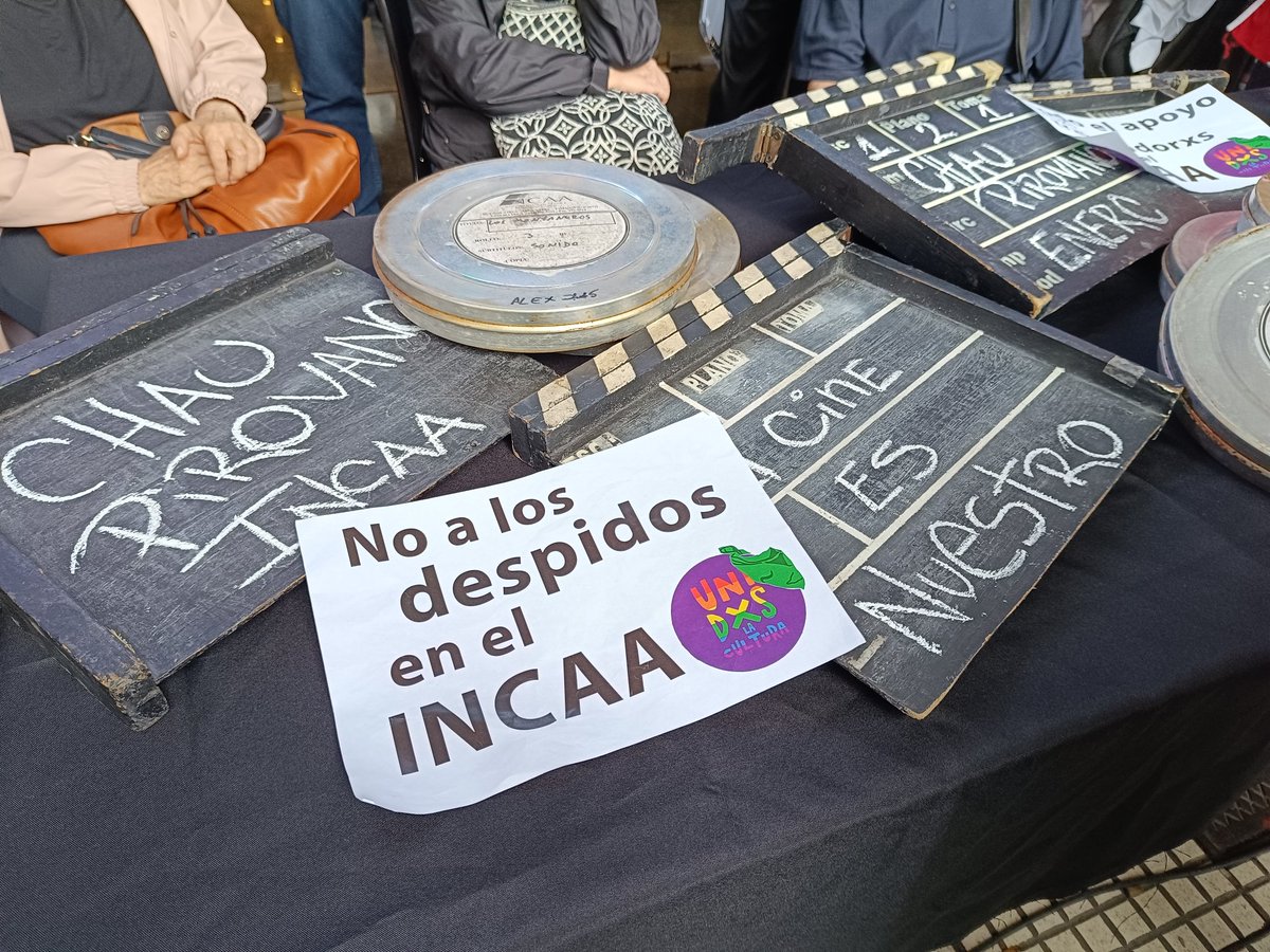 Multitudinario acto en la puerta del cine Gaumont el defensa del INCAA, el cine y la cultura. Acá estamos 
#EvitemosElApagonCultural
#NoAlCierreDelIncaa
#AbajoElDNU
#BPENLUCHA