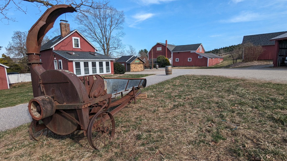 JonesFamilyFarm's tweet image. Feels like spring today. Temps in upper 60s. Come visit the Winery this StPatrick weekend (Fri-Sun 12-5:30). Enjoy some wine and see our historic farm machinery on display.  Slainte!