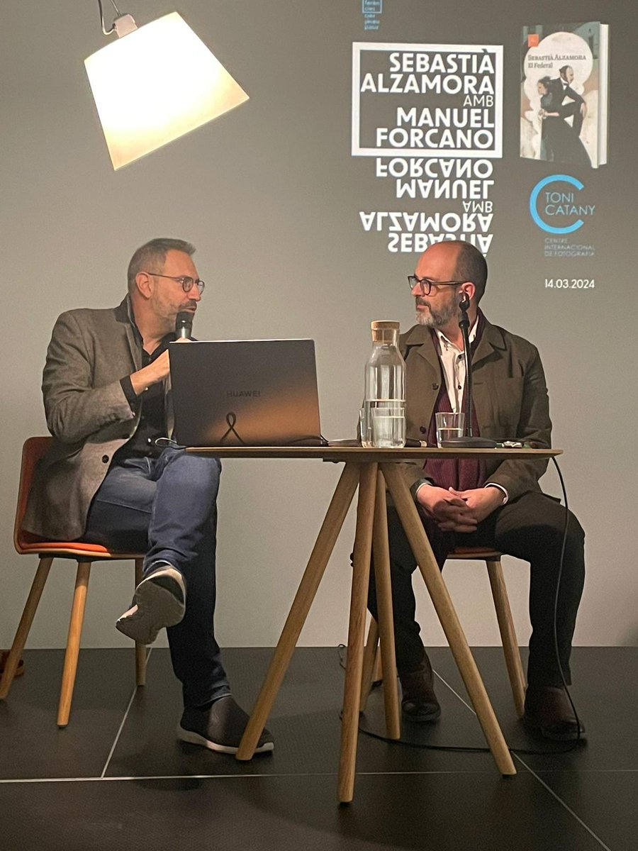 Ed_proa's tweet photo. A Llucmajor, Manuel Forcano ha parlat amb @sebastialzamora de la novel·la #ElFederal, de la revolta del XIX a la Bisbal, del revolucionari il·lustrat Pere Caimó, de la sindicalista Isabel Vila i de la lluita entre l'immobilisme dels privilegiats i l'anhel de justícia i llibertat https://t.co/JdPXGnmWCX