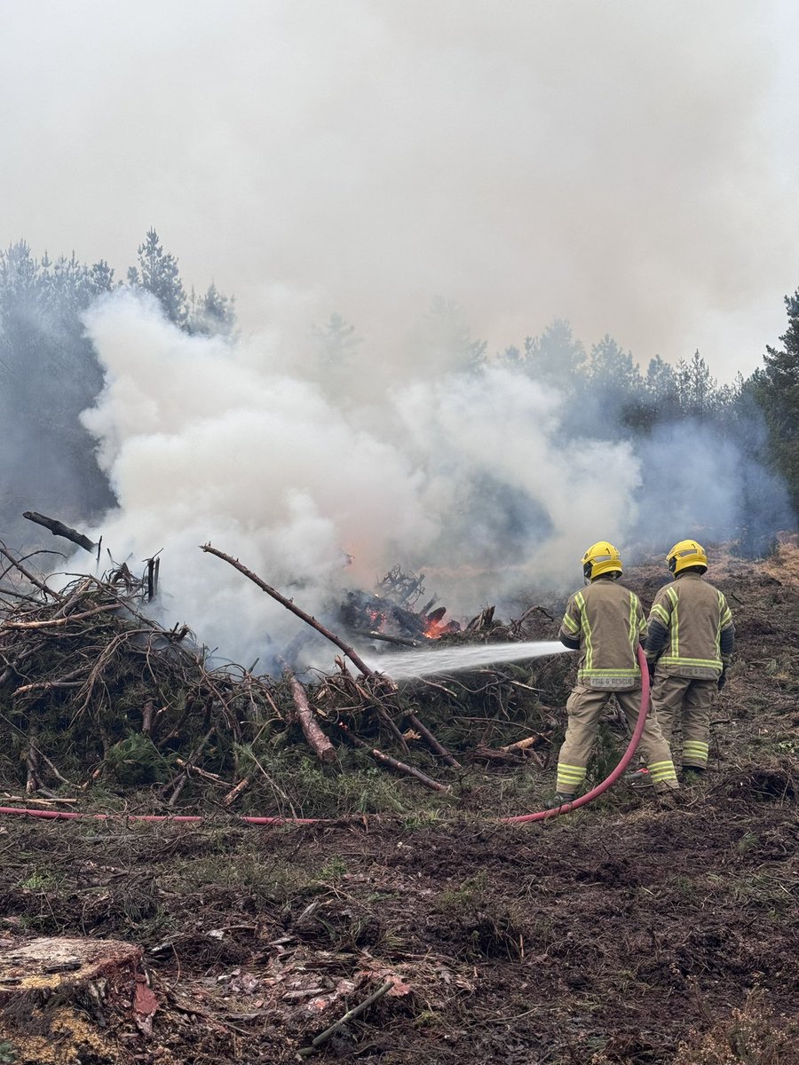 🚨Fire call🚨 5:05pm One fire engine was sent near to Sandford to a large controlled burn. Please when having a large bonfire or controlled burn go to this link. dwfire.org.uk/safety/safety-… #FireAlarm #bonfire