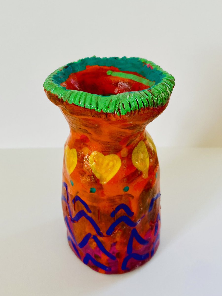 BNearhoofMES's tweet photo. Clay vases. Sculpted, dried, fired, hand painted, and finally sent home with young artists today. #MESRocks #beautiful https://t.co/cqlIcqjdqx