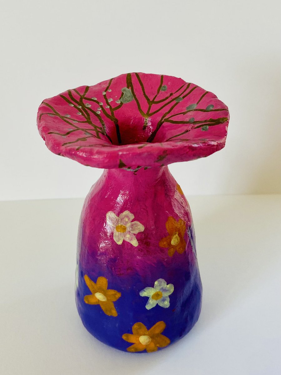 BNearhoofMES's tweet photo. Clay vases. Sculpted, dried, fired, hand painted, and finally sent home with young artists today. #MESRocks #beautiful https://t.co/cqlIcqjdqx
