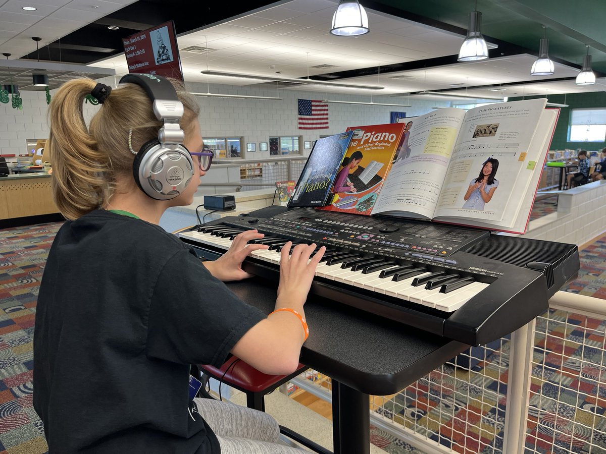 DAISLibrary's tweet image. Today 4th grade used nonfiction books to learn “how to!” We used nf texts to make origami, paper airplanes, play the piano, draw &amp;amp; do card tricks! 😃#howtobooks #funinthelibrary @DAISCommunity @PSLA_News
