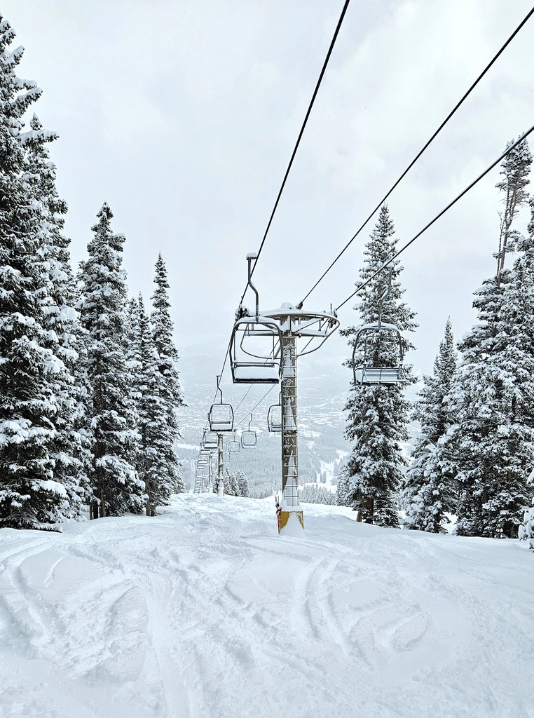 #PowderDay rules in effect #ski & #snowboard nation! #ApresLIVE #Breckenridge #Colorado #Breck #breckenridgecolorado #mountains #mountaintown #skiing #snowboarding #wanderlust #travel #travelguide #wintervacation #wintertravel #travelphotography #traveltips #visitcolorado #cowx