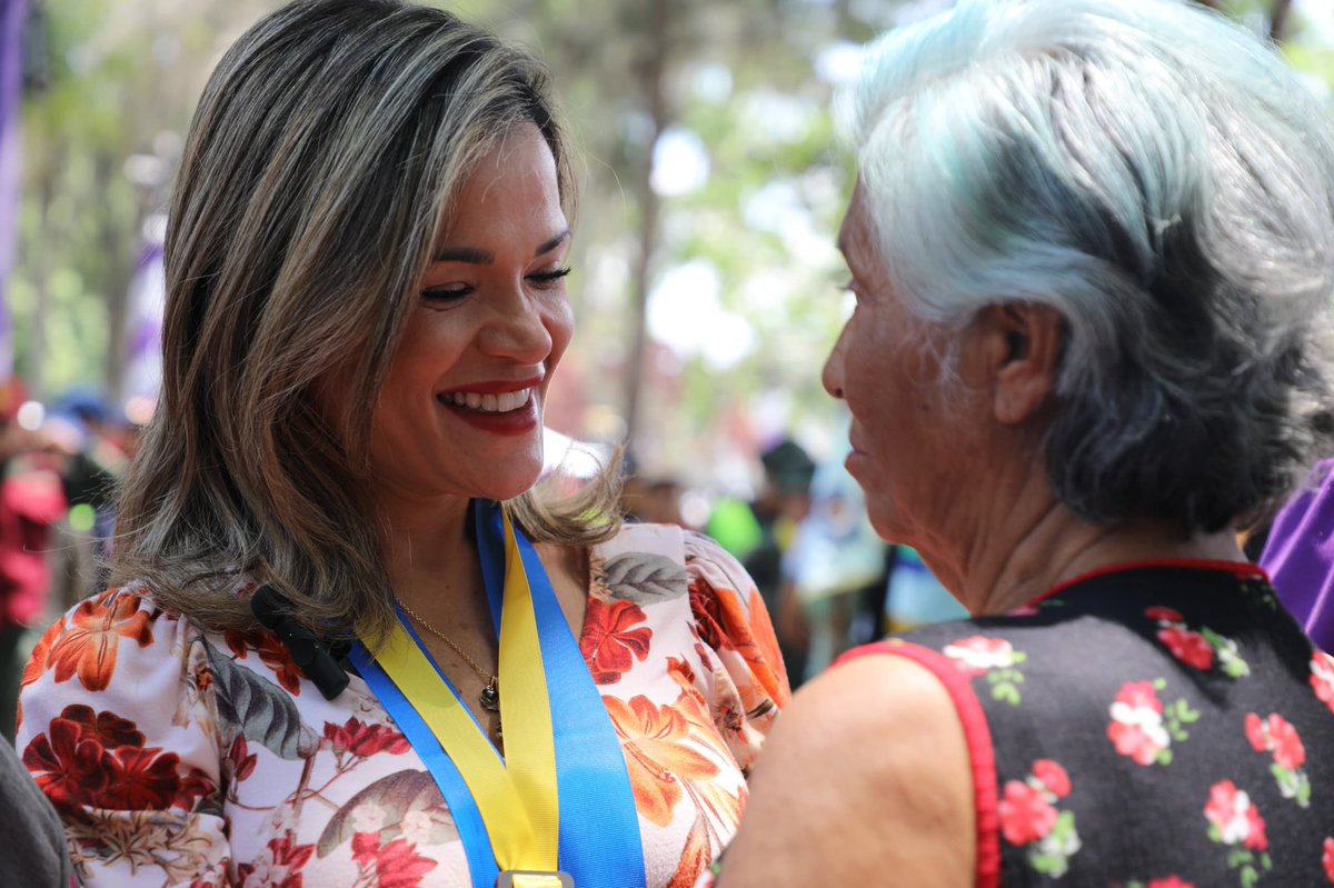 📸 #EnFotos | En Mérida, la ministra <a href="/DhelizAlvarez/">Dheliz Álvarez</a> fue honrada con la Orden 16 de Septiembre en su primera clase, en reconocimiento a su trabajo en favor de los derechos de las mujeres. 

<a href="/NicolasMaduro/">Nicolás Maduro</a> 
<a href="/ConCiliaFlores/">Cilia Flores</a> 
<a href="/JEHYSONGUZMAN/">JEHYSON GUZMÁN</a> 
<a href="/araquejesus21/">Jesús Araque</a> 

#AvanzandoPorVenezuela
