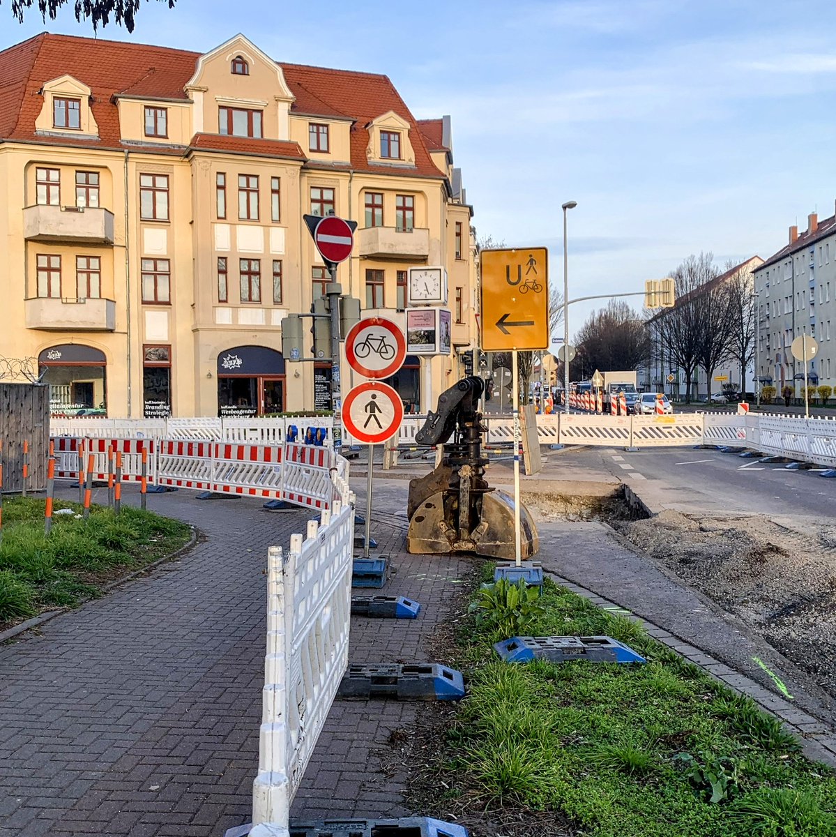 Wir sind verwirrt 🤔?! Daher an alle (mit oder ohne Fahrrad), bitte helft uns mal: Wie geht es hier regelkonform weiter ❓ Fragen für einen Freund (mit Fahrrad).📷 #Magdeburg