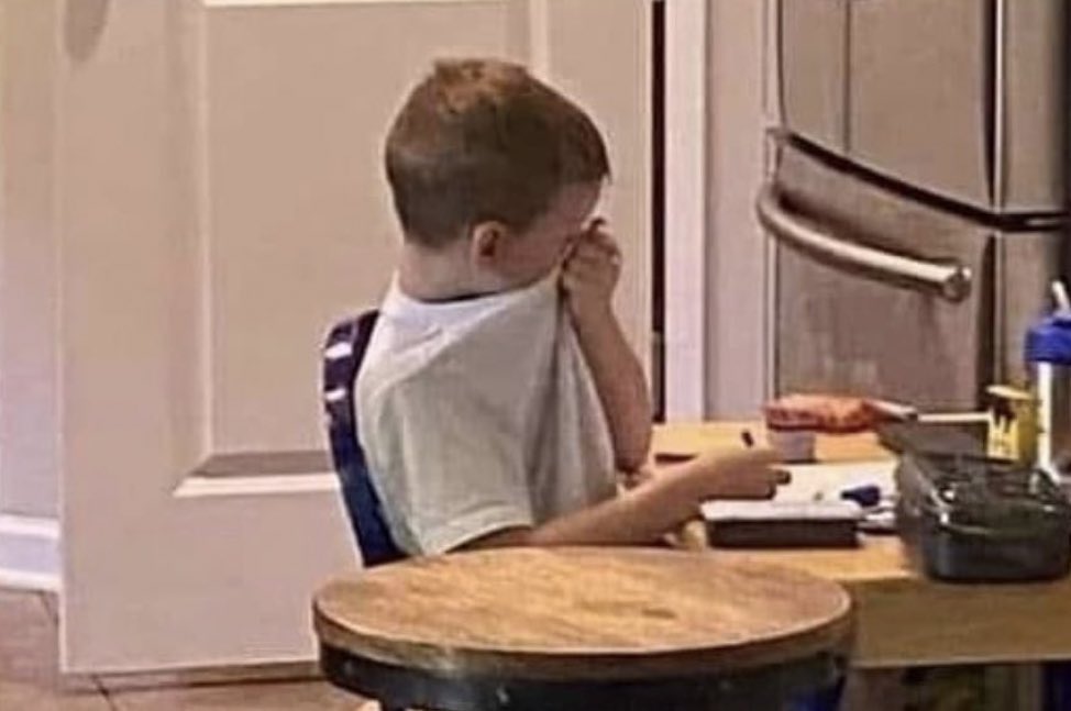 Quando você tá estudando e dá uma pausa pra chorar um pouco porque nada mais faz sentido mais na sua cabeça
