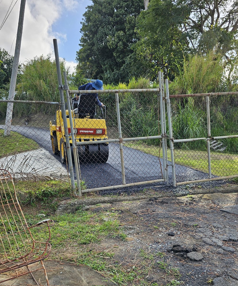 IAmMarcosRivera's tweet photo. @ramonluisrivera Honorable, En la tarde de hoy. Minillas. Empleados del Municipio de Bayamón embreando las carreteras rurales. Pregunté que si pueden continuar por la carretera frente al hogar de mis padres, ambos ancianos para abrirles el portón del camino. Me responden que NO. https://t.co/iHLLzFR0dk