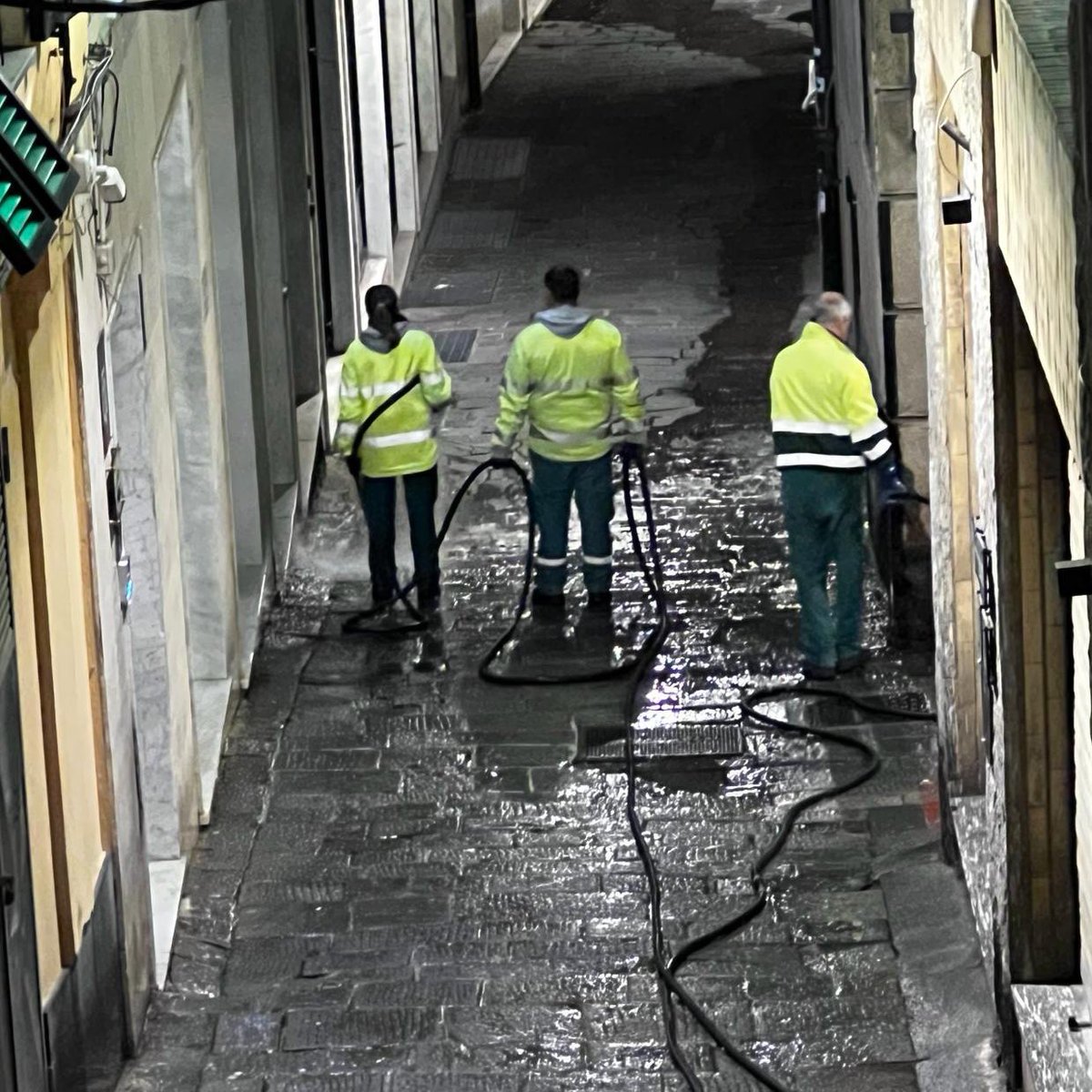 #Genova, mezzanotte, centro storico. Immagine bellissima e importante che riempie d’orgoglio un genovese di Milano.