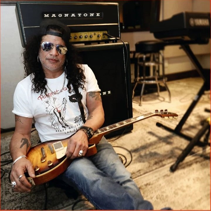 SlashFansPage's tweet photo. Los muy esperados amplificadores @Slash Signature series SL-100 y SL-412 de Magnatone ya están en producción y comenzarán a enviarse la próxima semana.  

@magnatoneusa

#magnatone #slash #madeintheusa #madeinstl #tubeamp #smkc #ontour #riverisrising #khanaudio #slashnews https://t.co/LL9oty5St6