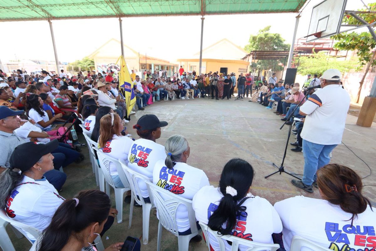 Los voceros y voceras de los Consejos Comunales, Comunas, todo el pueblo de Maracaibo y del Zulia sumados con mucha fuerza al debate y las decisiones por el futuro. Este año 2024 será de triunfos del pueblo, preparándonos con las 7 Transformaciones hacia el 2030 y más. La