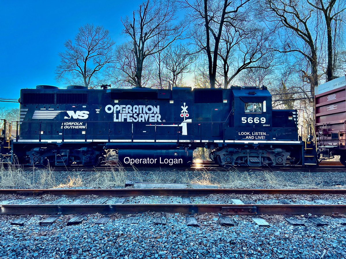 NS AC44 4424 and Operation Life Saver GP38 5669 at Perryville 

My links:
linktr.ee/operatorlogan

#railfan #railfanning #railroad #railroadlife #railway #railtransit #trains #ns #norfolksouthern #norfolksouthernrailroad