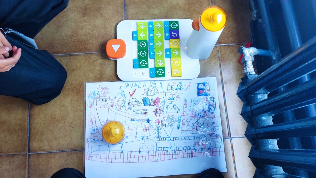 ColegioTajamar's tweet photo. ROBÓTICA🤖  Los alumnos de 3° de Primaria realizan sus propios tableros para usar Matatalab en robótica. Esta herramienta les permite aprender a programar poco a poco e ir asimilando conceptos de STEM de forma dinámica y divertida.

#Robótica #Primaria #Colegio https://t.co/uNNfKQQviX
