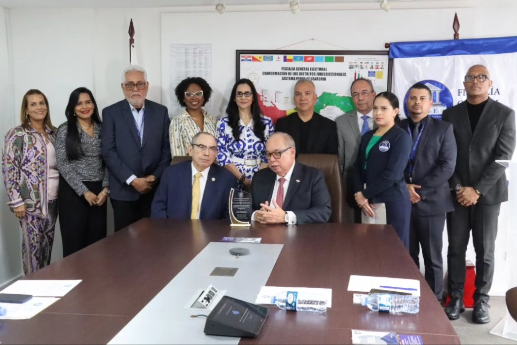 Enrique Lau director de la CSS, recibió una placa de reconocimiento en nombre de los funcionarios que participaron de las jornadas de sensibilizacion de Igualdad de Género y Violencia Política realizada por la FGE.